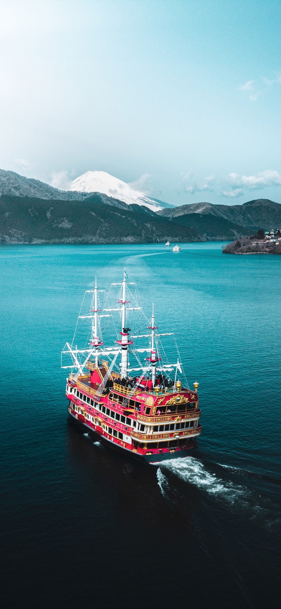 [2436×1125]山峰 河流 游轮 美景 苹果手机壁纸图片