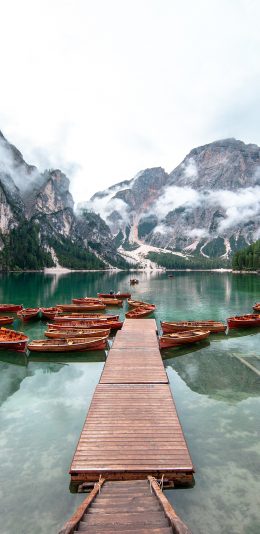[2436x1125]山峰 湖泊 小木船 山湖美景 苹果手机壁纸图片