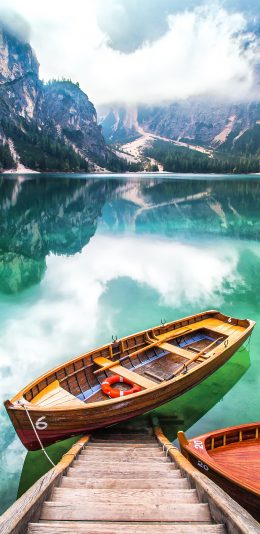 [2436x1125]山峰 湖泊 小船 山湖美景 苹果手机壁纸图片