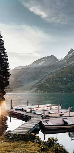 [2436x1125]山峰 湖泊 船只 木桥 苹果手机壁纸图片