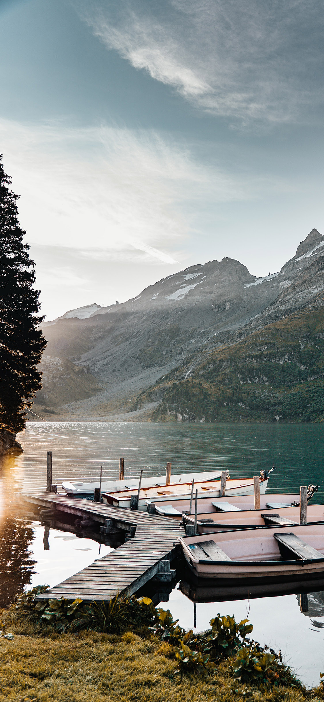 [2436×1125]山峰 湖泊 船只 木桥 苹果手机壁纸图片
