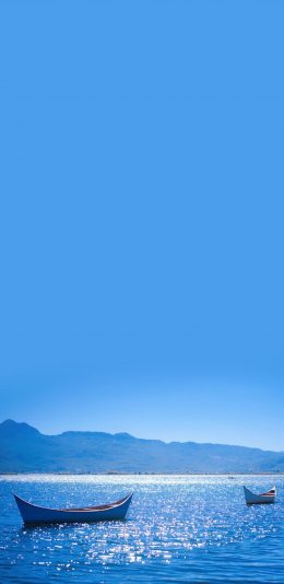 [2436x1125]山峰 湖泊 船只 湖光美景 苹果手机壁纸图片