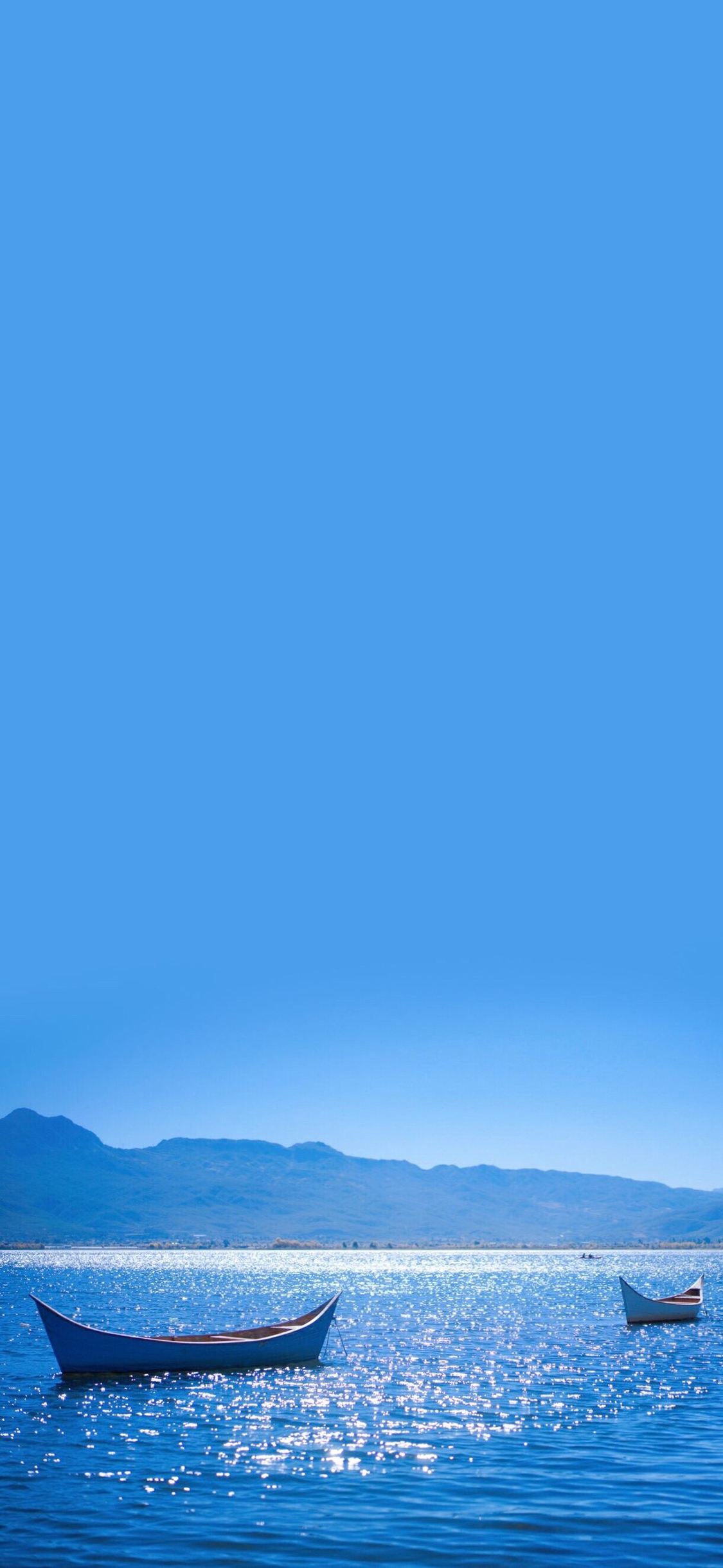 [2436×1125]山峰 湖泊 船只 湖光美景 苹果手机壁纸图片