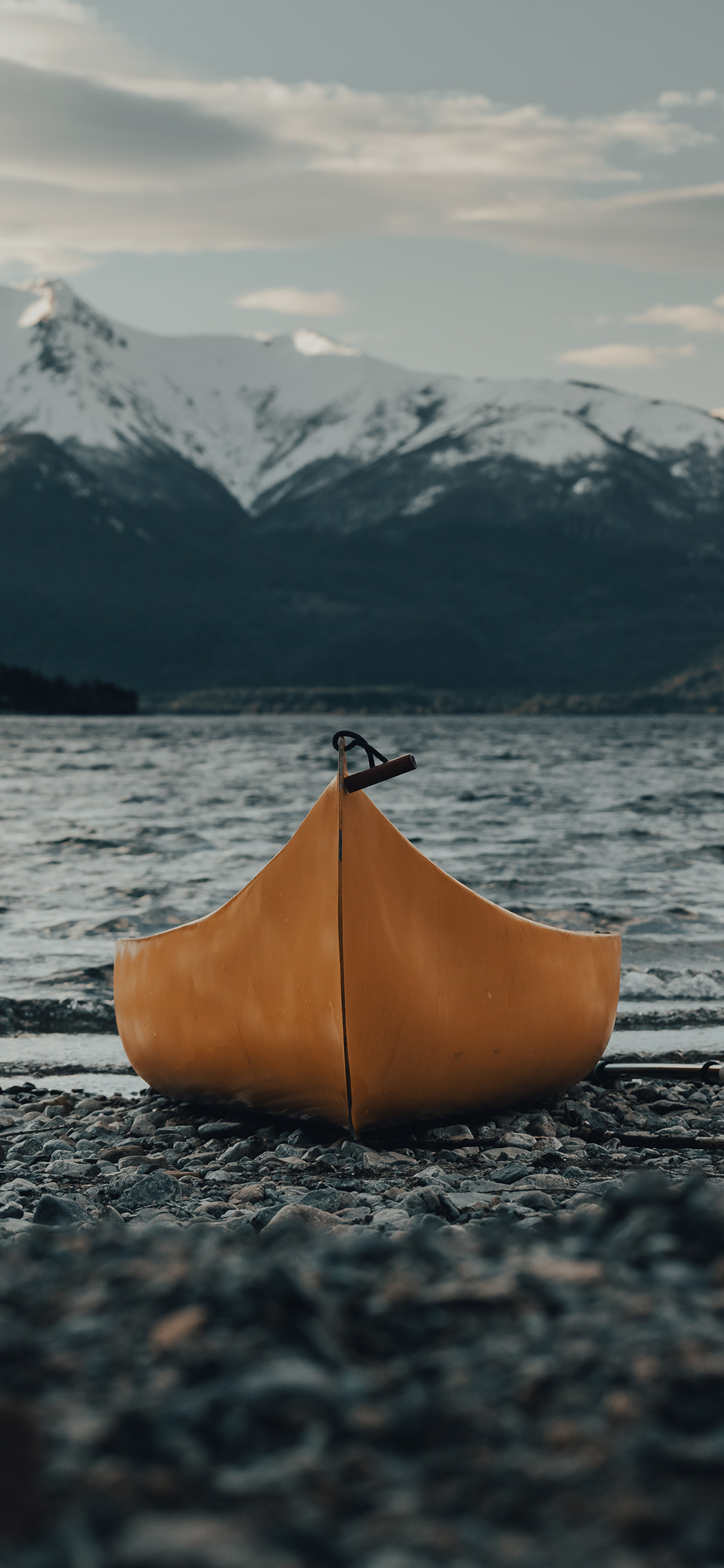 [2436×1125]山峰 湖泊 船只 黄色 苹果手机壁纸图片