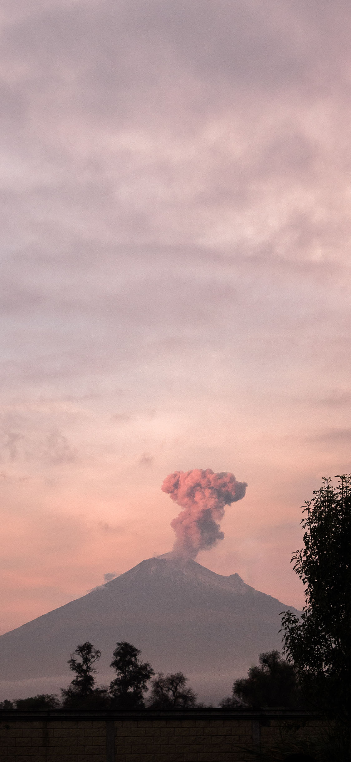 [2436×1125]山峰 火山 喷发 烟雾 苹果手机壁纸图片