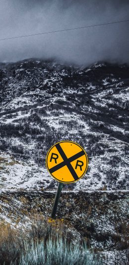 [2436x1125]山峰 白雪 道路 路标 苹果手机壁纸图片
