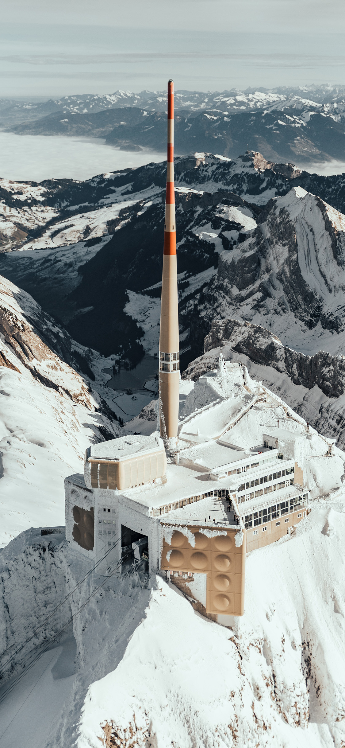 [2436×1125]山峰 白雪覆盖 建筑 基地 苹果手机壁纸图片