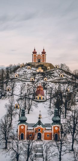 [2436x1125]山峰 白雪覆盖 建筑 堡垒 苹果手机壁纸图片