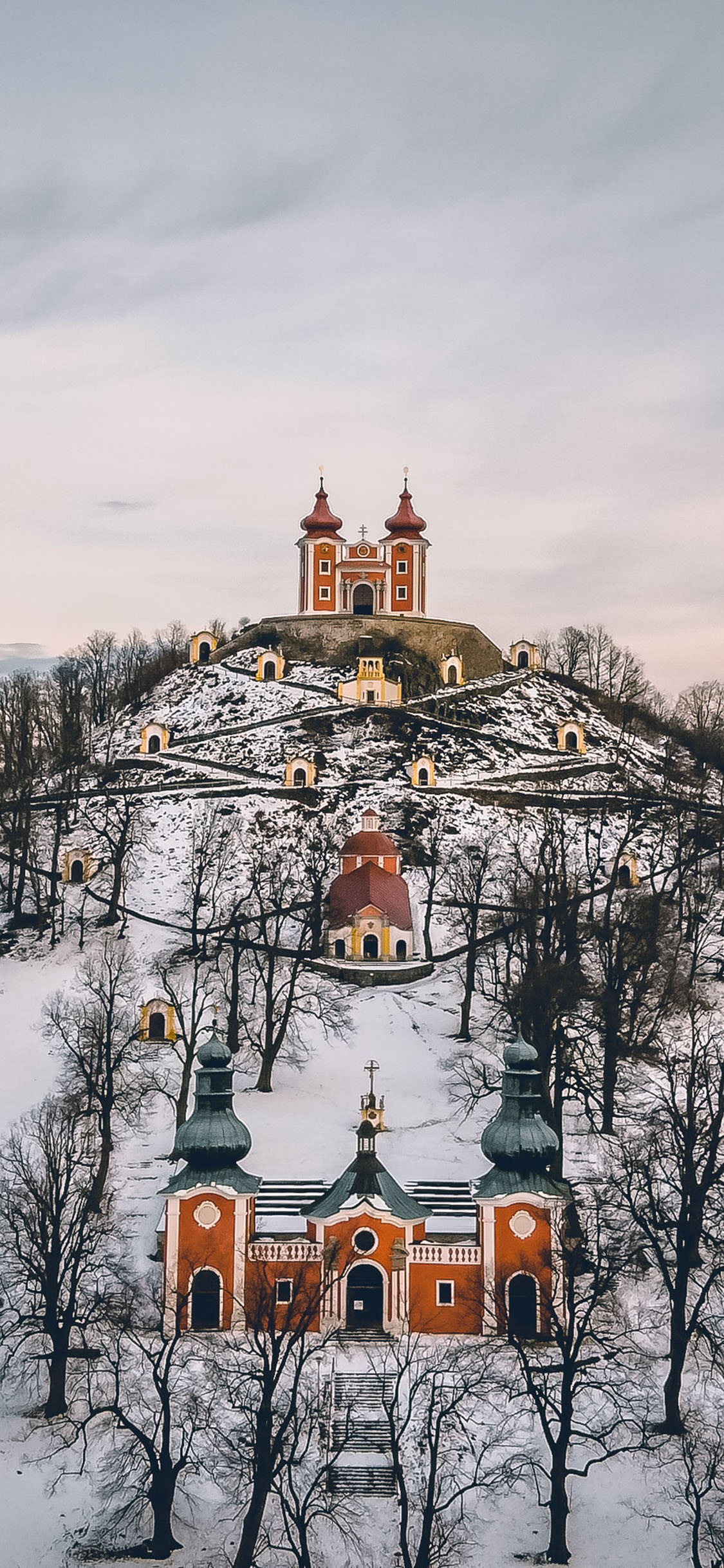 [2436×1125]山峰 白雪覆盖 建筑 堡垒 苹果手机壁纸图片