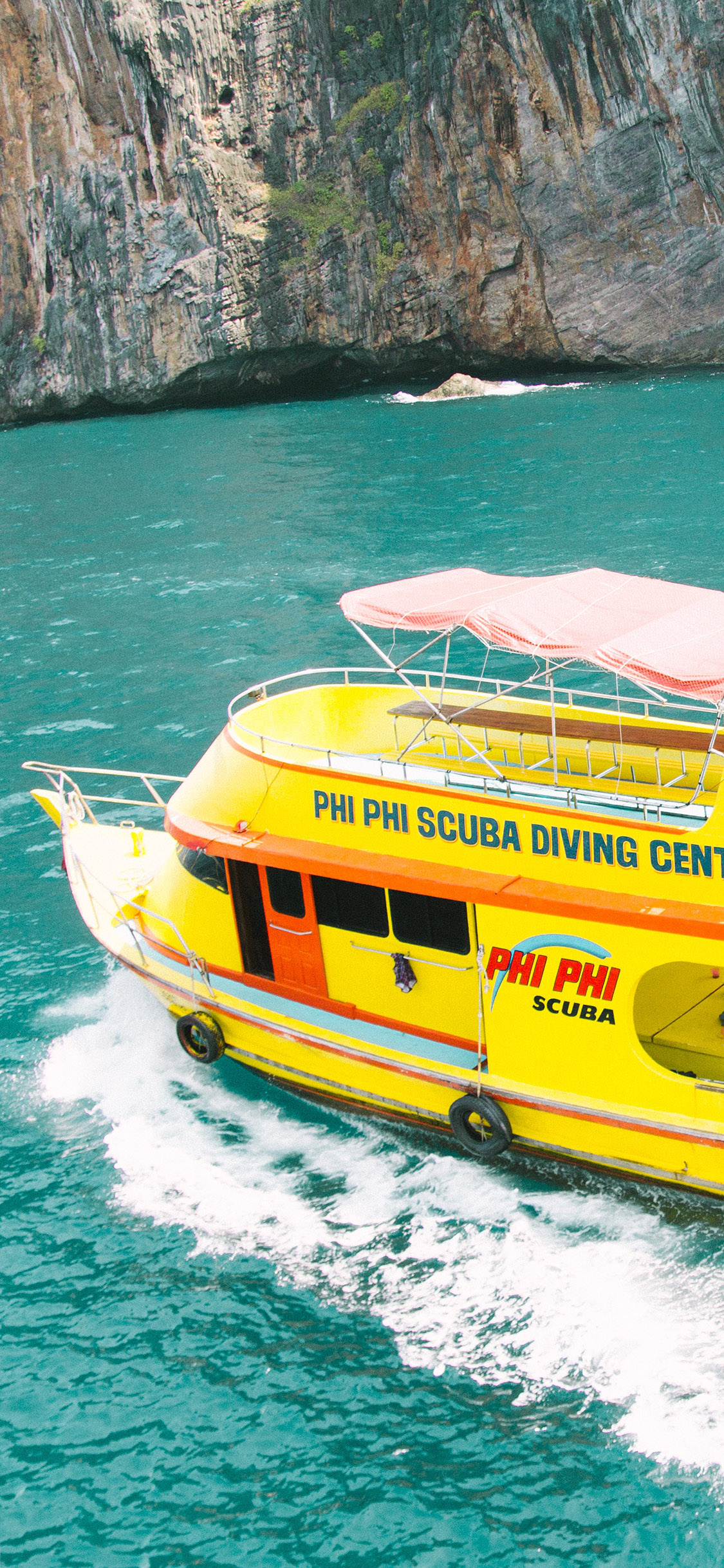 [2436×1125]山峰 碧绿海水 游艇 黄色 苹果手机壁纸图片