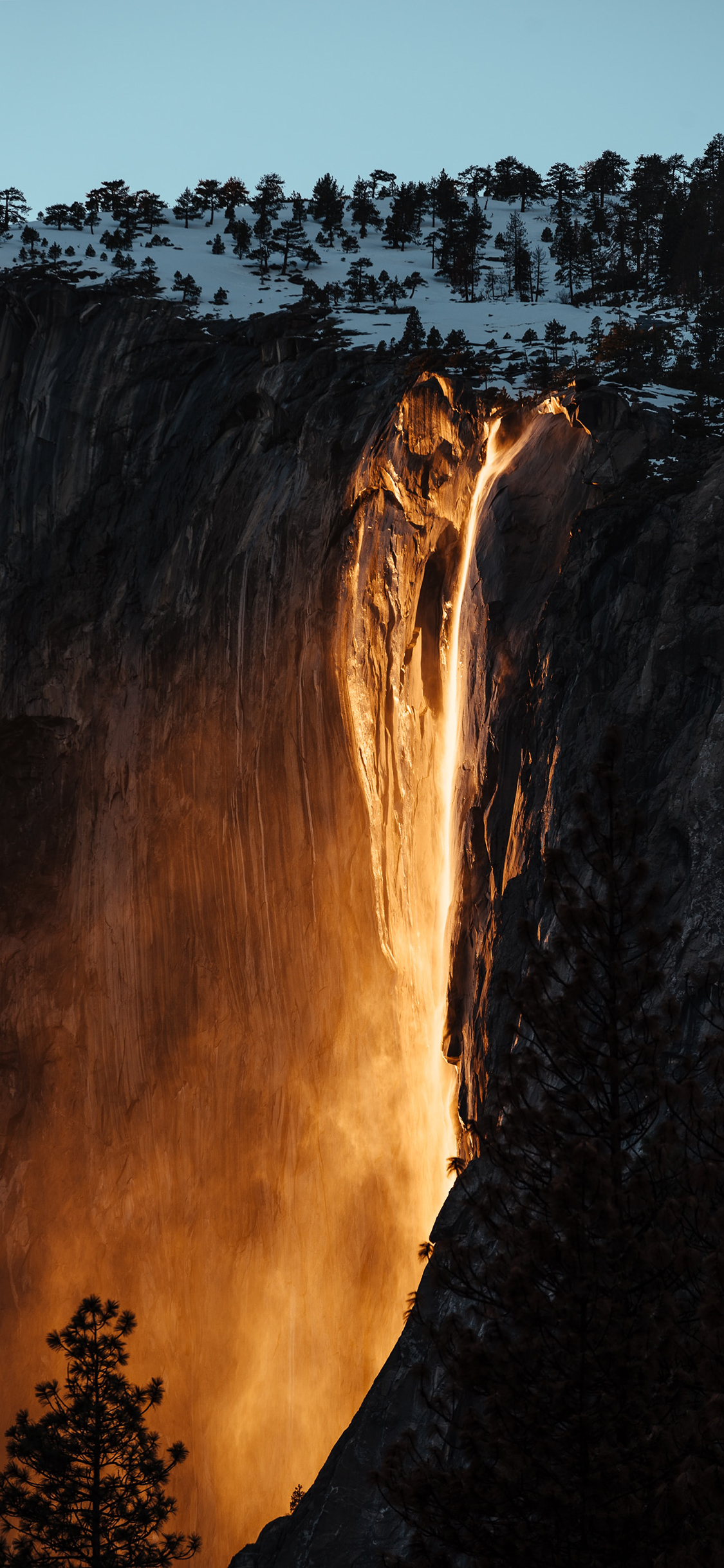 [2436×1125]山峰 自然 岩浆 树木 苹果手机壁纸图片