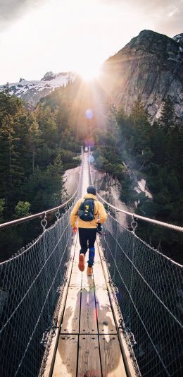 [2436x1125]山峰 阳光 吊桥 背影 美景 苹果手机壁纸图片