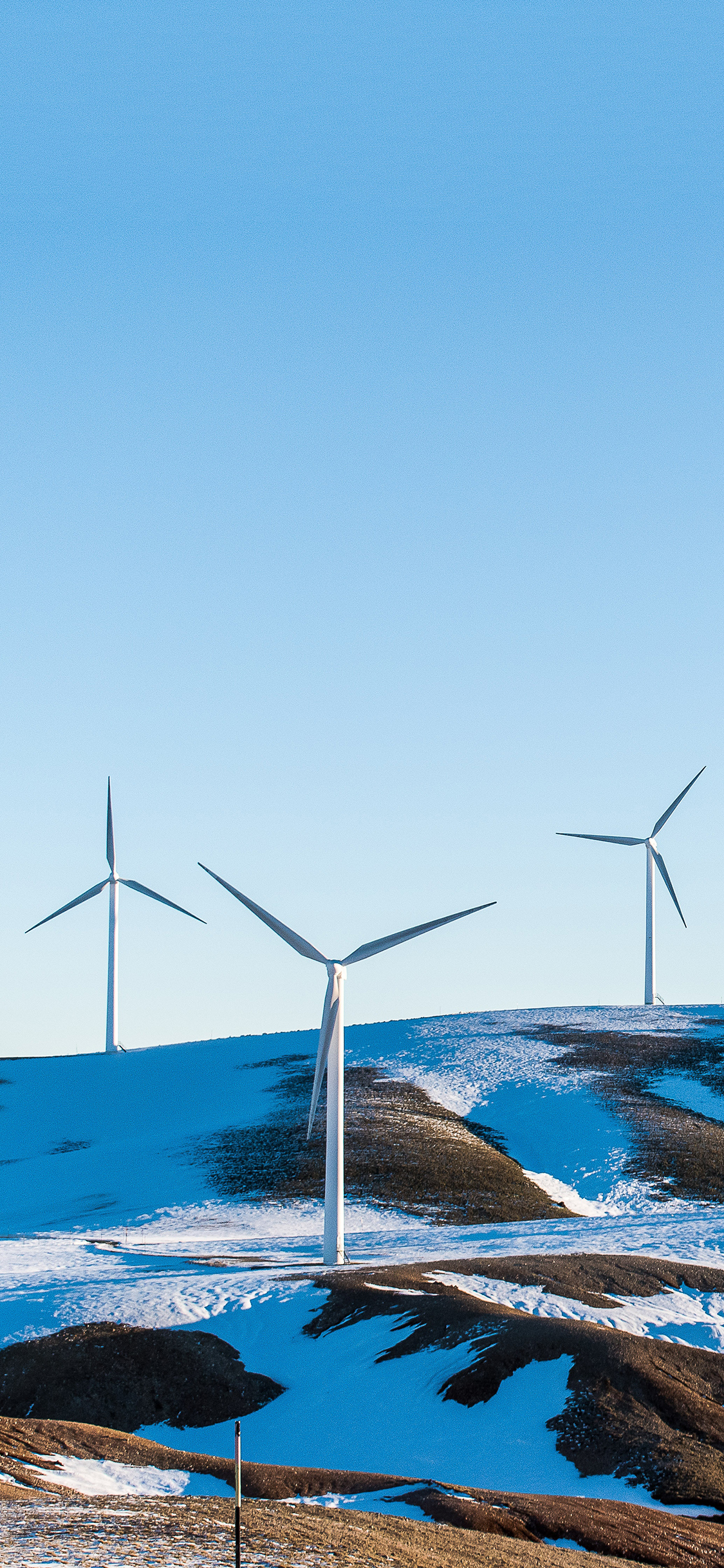 [2436×1125]山峰 风车 风力发电塔 苹果手机壁纸图片