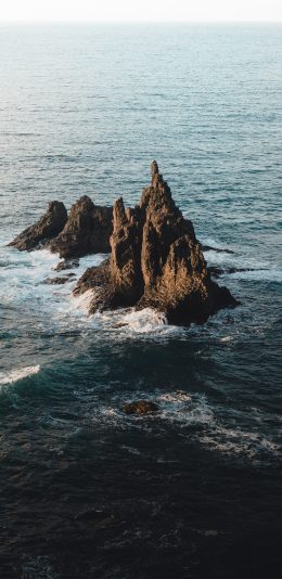 [2436x1125]岛 海浪 大海 礁石 苹果手机壁纸图片