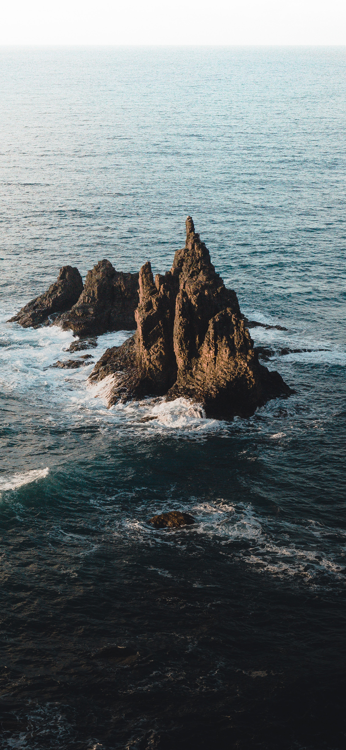 [2436×1125]岛 海浪 大海 礁石 苹果手机壁纸图片
