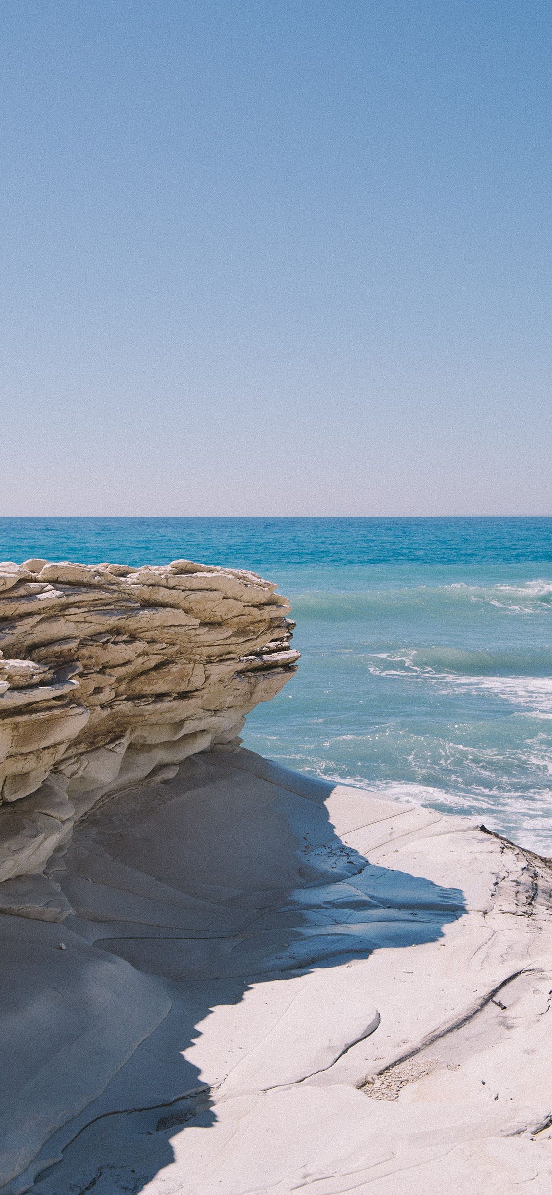 [2436×1125]岩石 海岸 腐蚀 海水 苹果手机壁纸图片