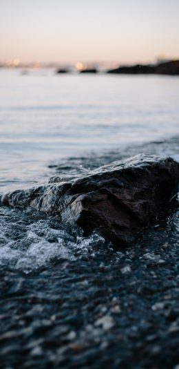 [2436x1125]岩石 海水  海浪 沙滩 苹果手机壁纸图片