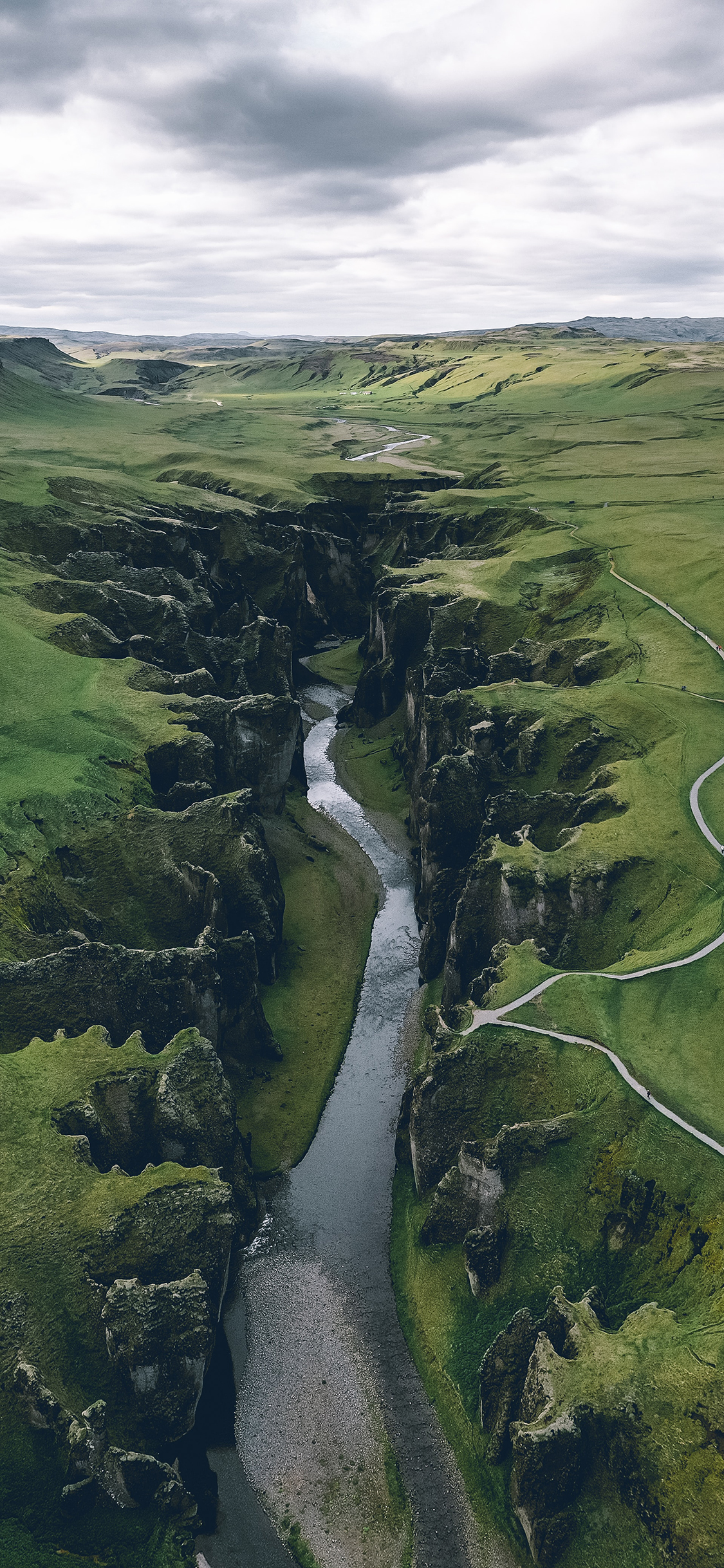 [2436×1125]峡谷 河流 草原 地貌 苹果手机壁纸图片
