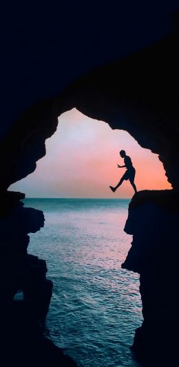 [2436x1125]峡谷 缝隙 大海 人物 苹果手机壁纸图片