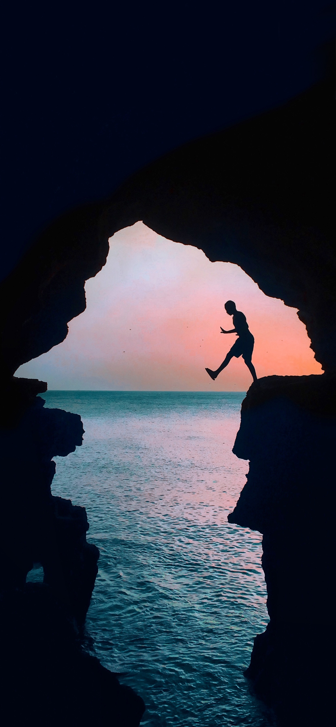 [2436×1125]峡谷 缝隙 大海 人物 苹果手机壁纸图片