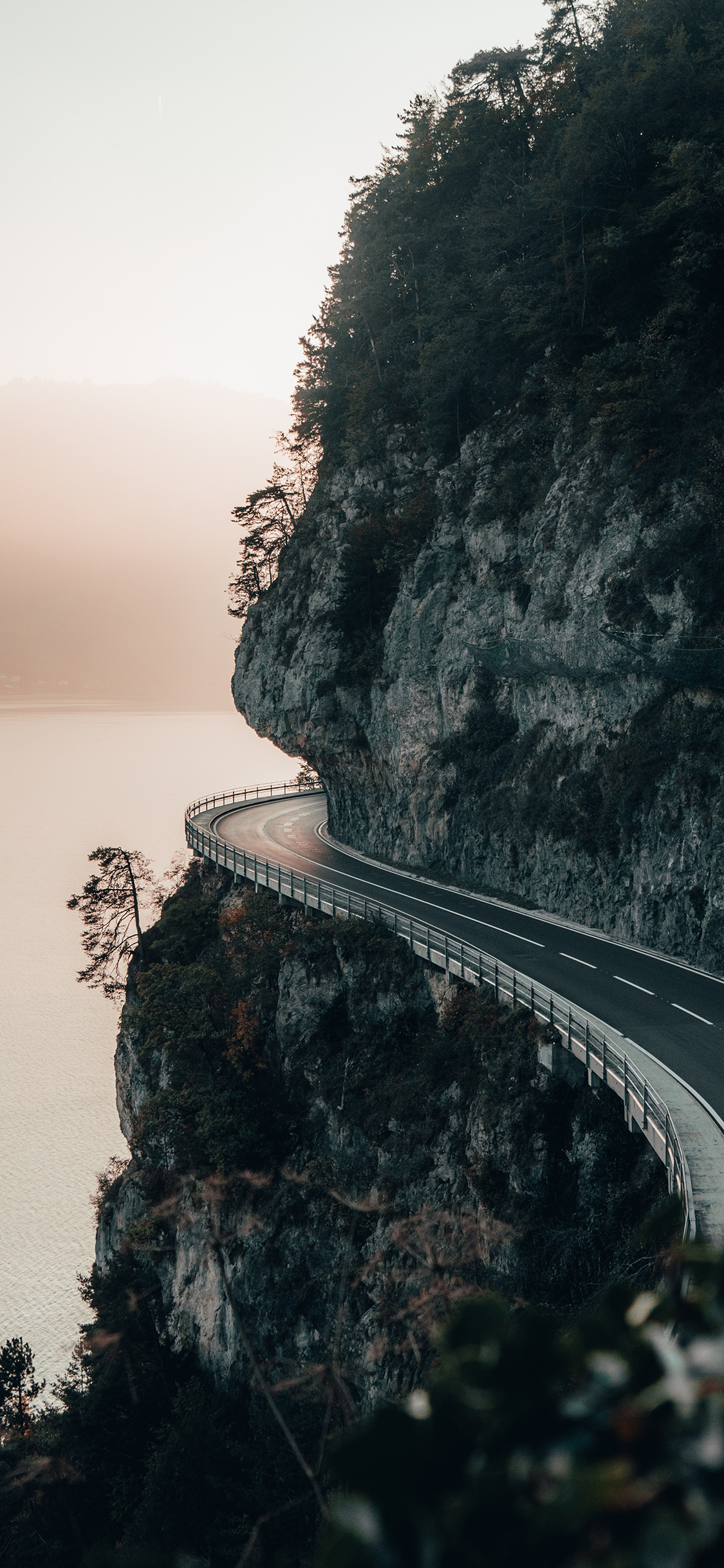 [2436×1125]峭壁 公路 环海 道路 苹果手机壁纸图片