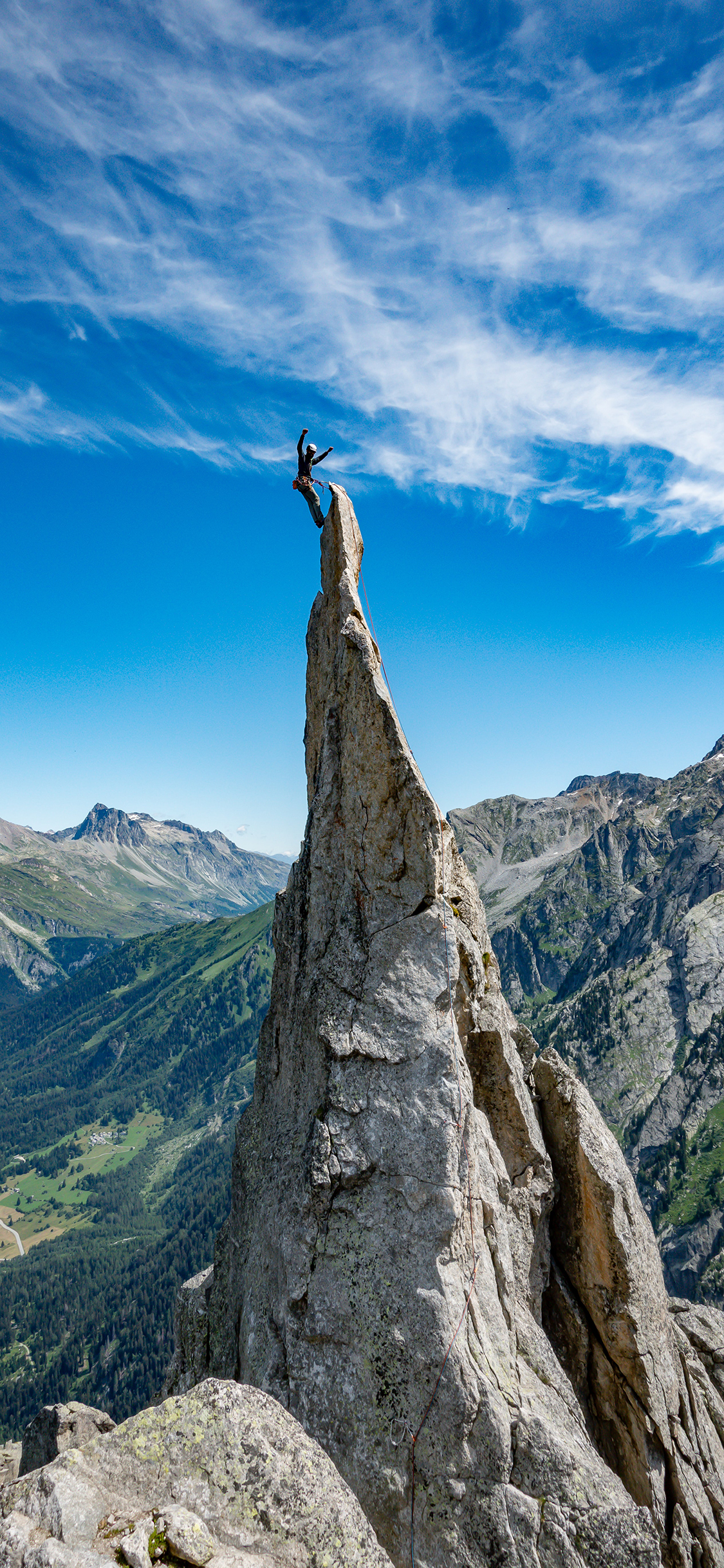[2436×1125]峭壁 攀岩 尖峰 天空 危险 苹果手机壁纸图片