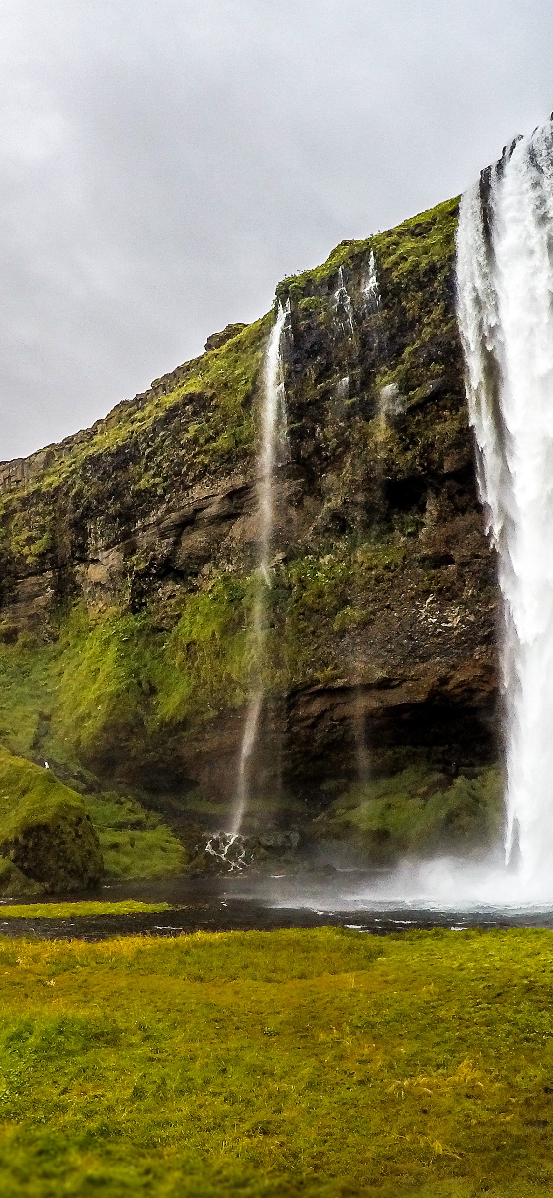 [2436×1125]峭壁 瀑布山水 苹果手机壁纸图片