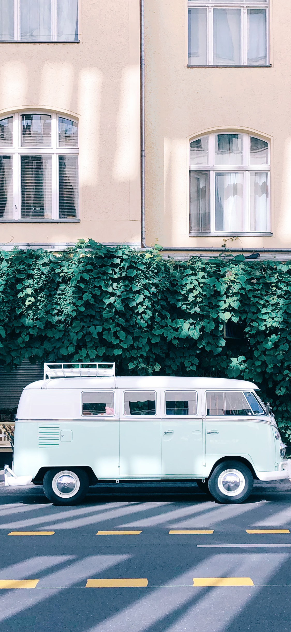 [2436×1125]巴士 小巴车 街道 色调 苹果手机壁纸图片