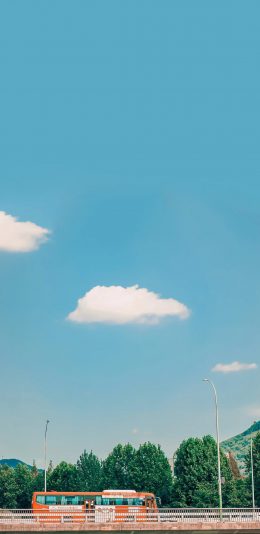 [2436x1125]巴士 行驶 城市 马路 蓝天白云 文艺 小清新 苹果手机壁纸图片