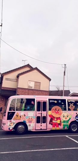 [2436x1125]巴士 面包超人 道路 卡通 城市 苹果手机壁纸图片