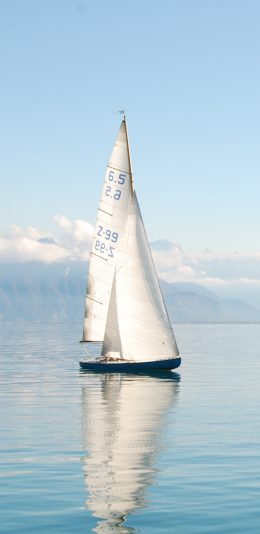 [2436x1125]帆船 大海 海面 倒影 船帆 苹果手机壁纸图片