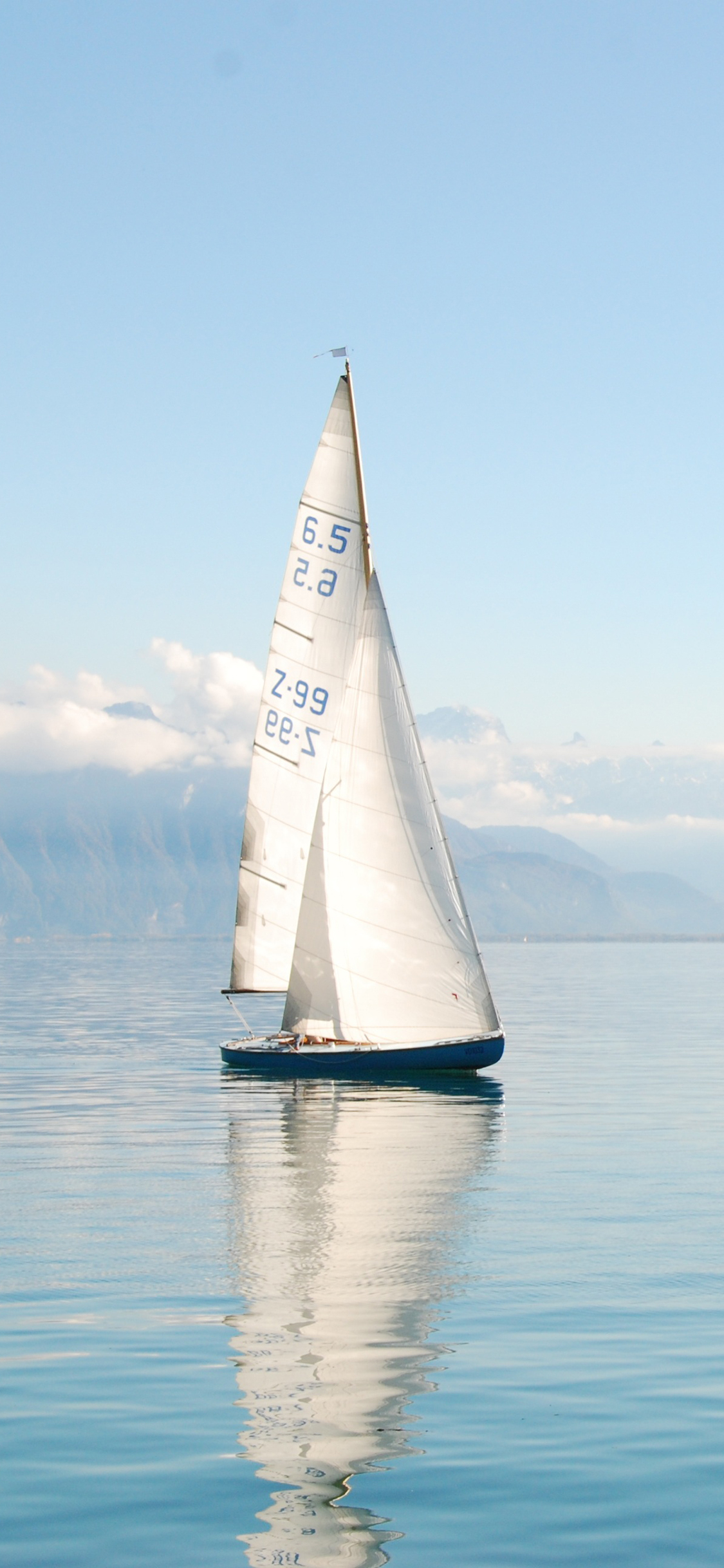 [2436×1125]帆船 大海 海面 倒影 船帆 苹果手机壁纸图片
