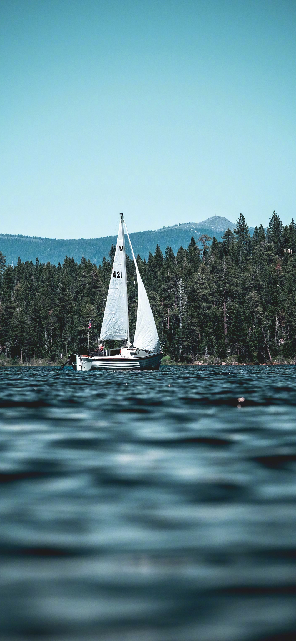 [2436×1125]帆船 大海 蓝色 树林 航海 苹果手机壁纸图片