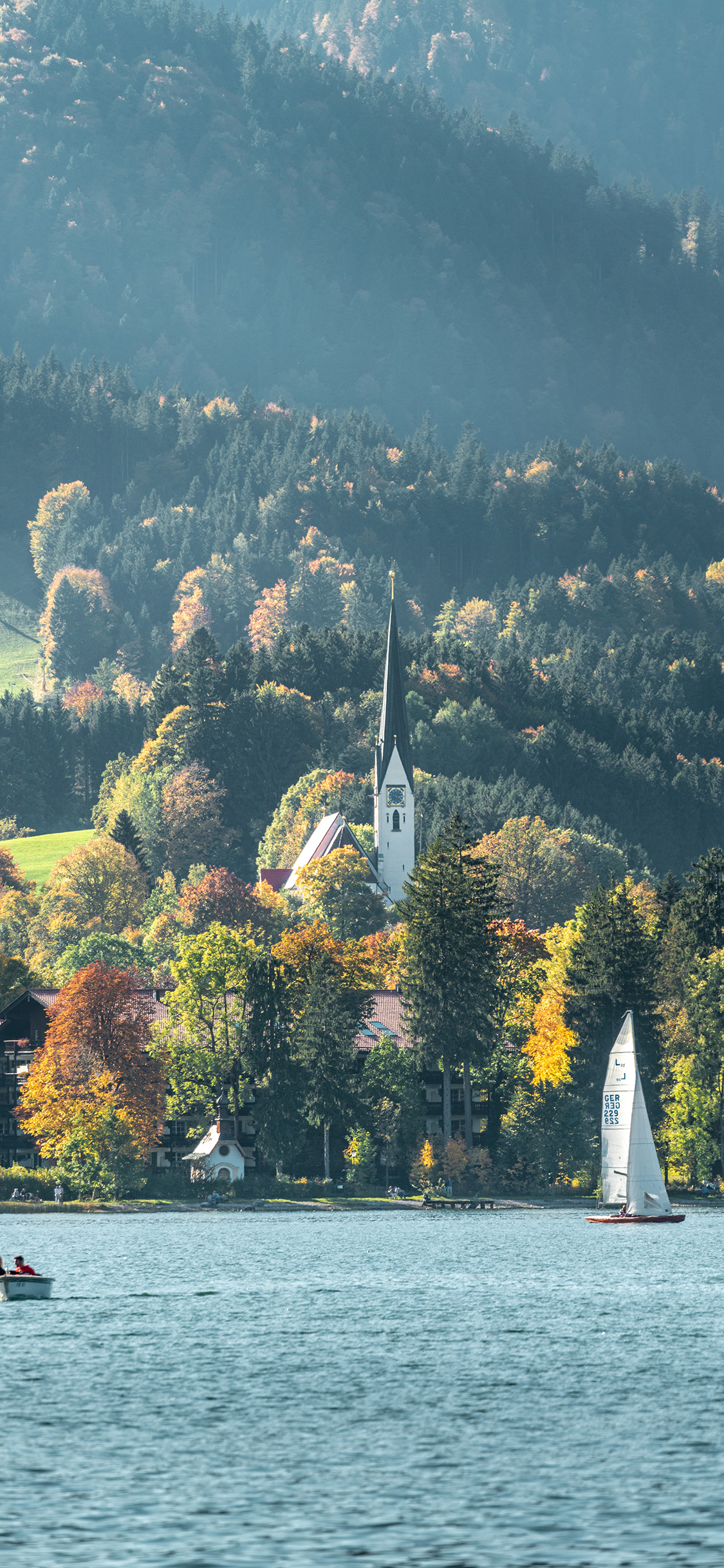 [2436×1125]帆船 建筑 树林 海面 苹果手机壁纸图片