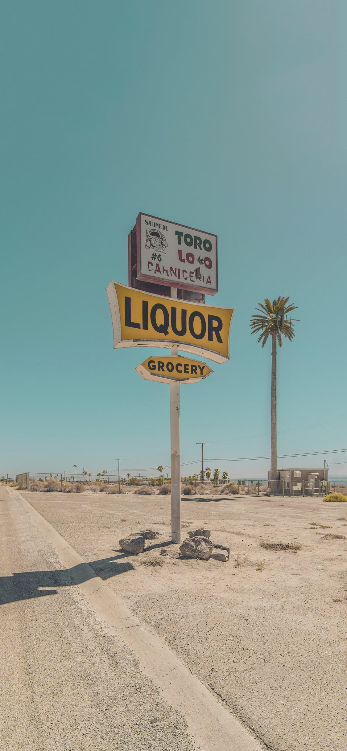 [2436×1125]广告牌 指示牌 郊外 荒漠 苹果手机壁纸图片