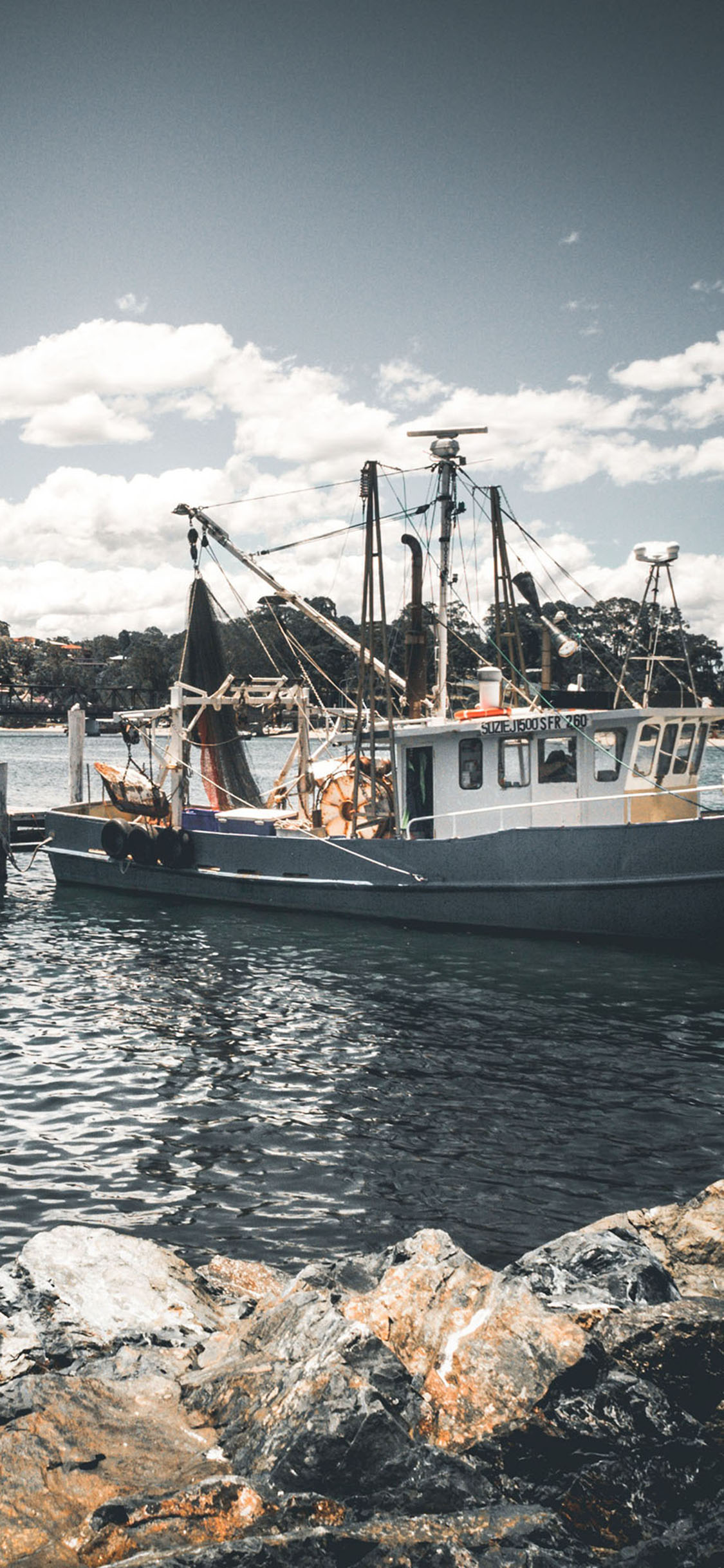 [2436×1125]广阔海景 石桥 岩石 轮船 苹果手机壁纸图片