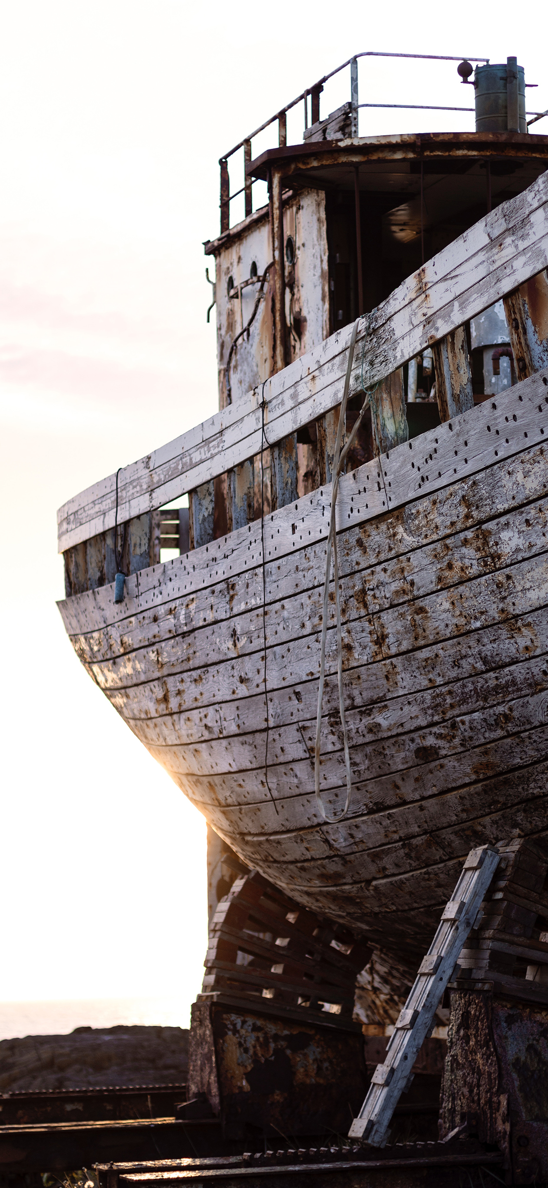[2436×1125]废弃 船只 残旧 意境 苹果手机壁纸图片