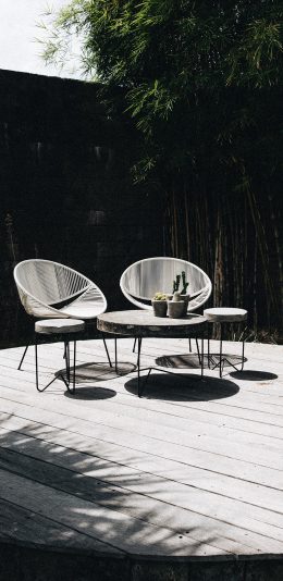 [2436x1125]庭院 椅子 休闲 仙人球 盆栽 苹果手机壁纸图片