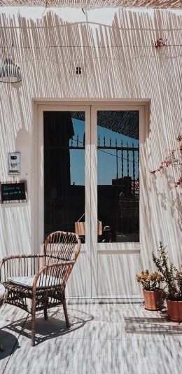 [2436x1125]庭院 盆栽 藤椅 阳光 苹果手机壁纸图片