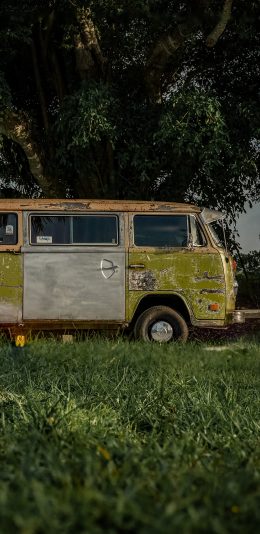 [2436x1125]庭院 草地 小巴车 荒废 苹果手机壁纸图片