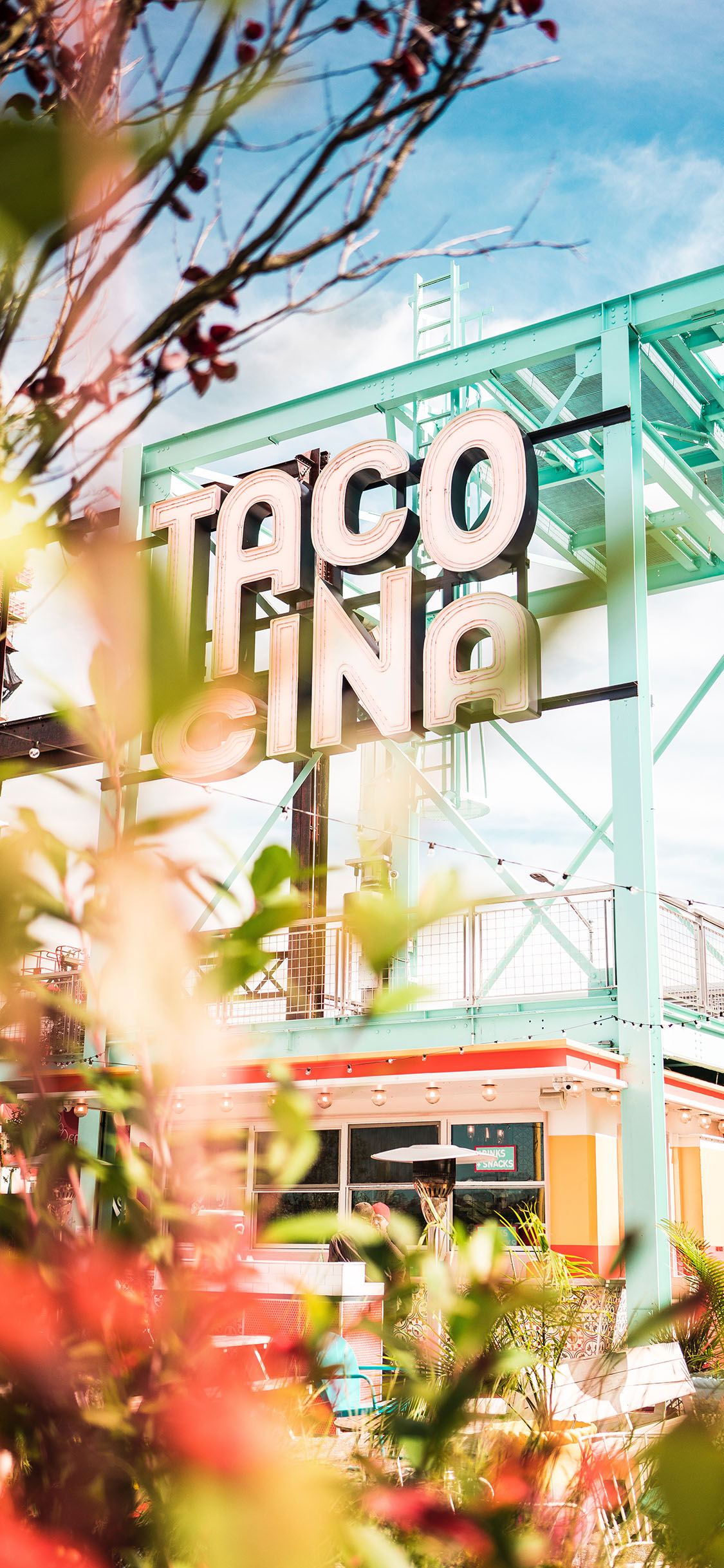 [2436×1125]建筑 乐园 TACOGINA 蓝天白云 苹果手机壁纸图片
