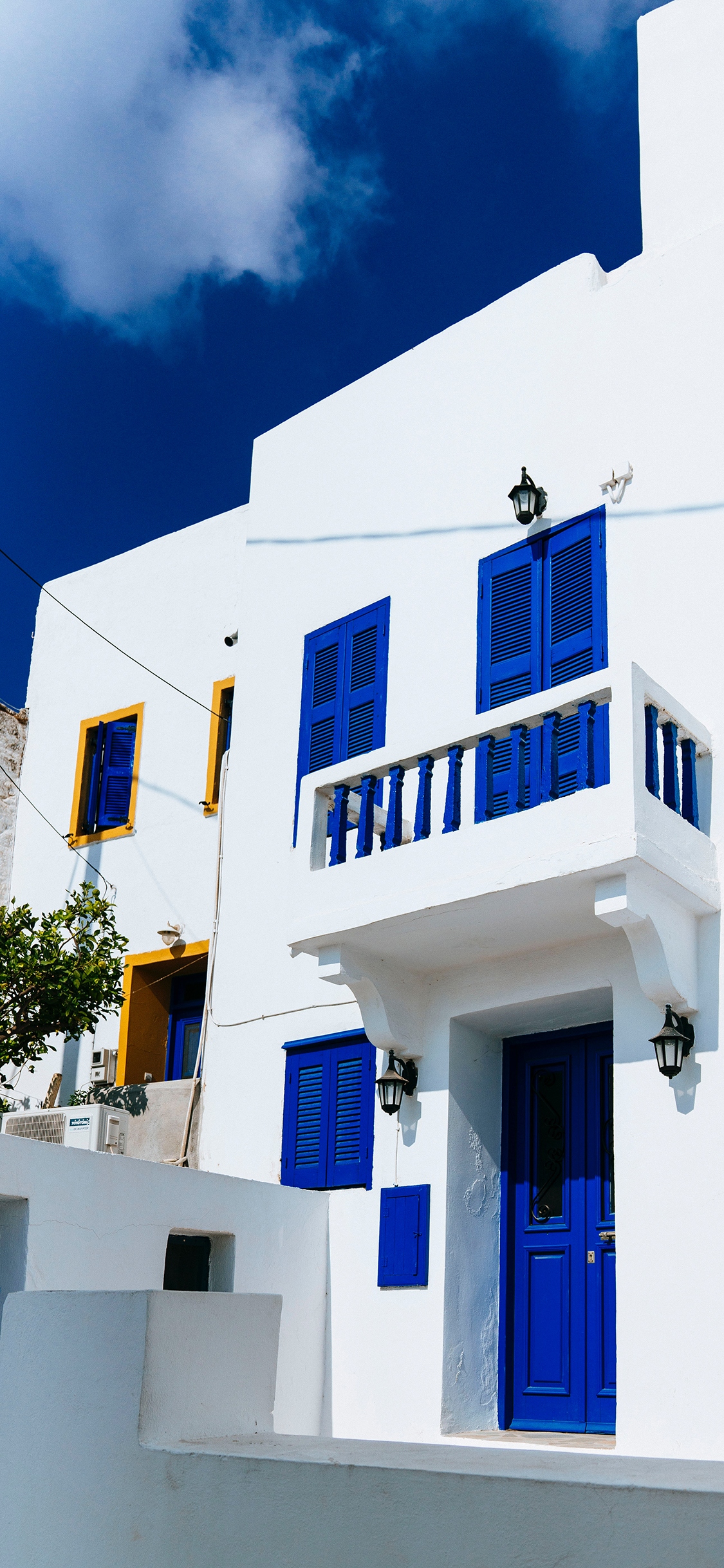 [2436×1125]建筑 地中海风 白墙 蓝窗 苹果手机壁纸图片