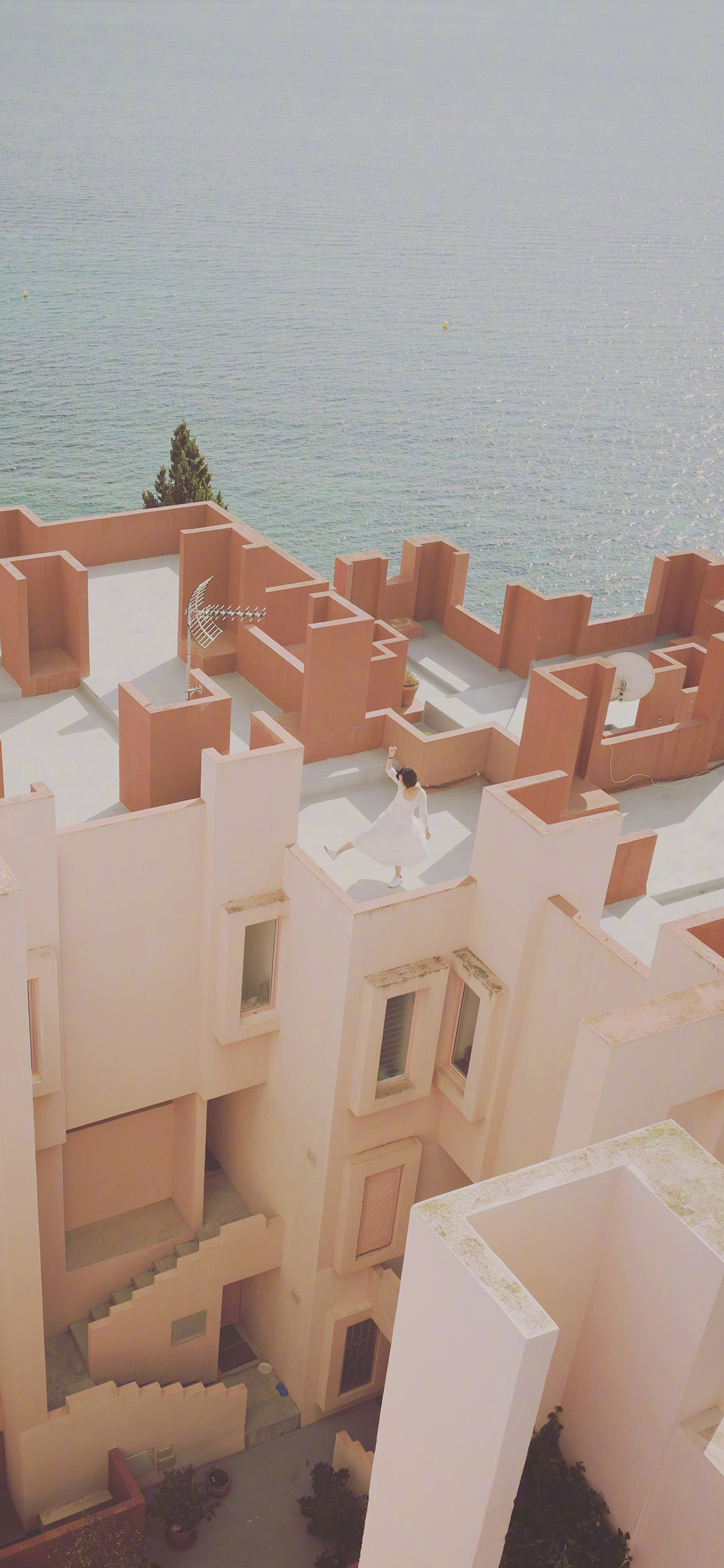 [2436×1125]建筑 城市 几何 结构 现代 海边 苹果手机壁纸图片