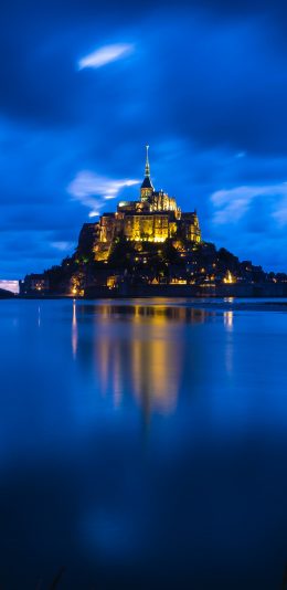 [2436x1125]建筑 夜晚 海面 城堡 灯光 苹果手机壁纸图片