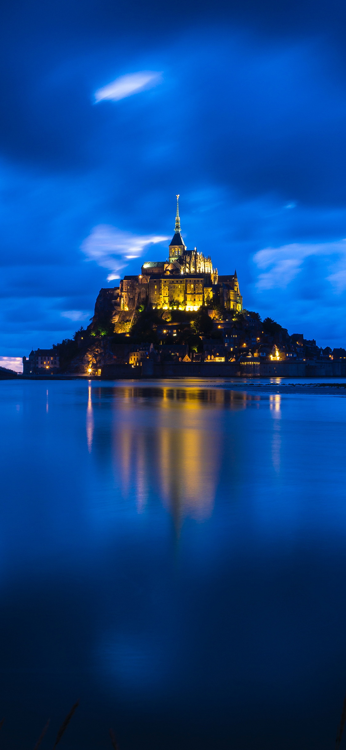 [2436×1125]建筑 夜晚 海面 城堡 灯光 苹果手机壁纸图片