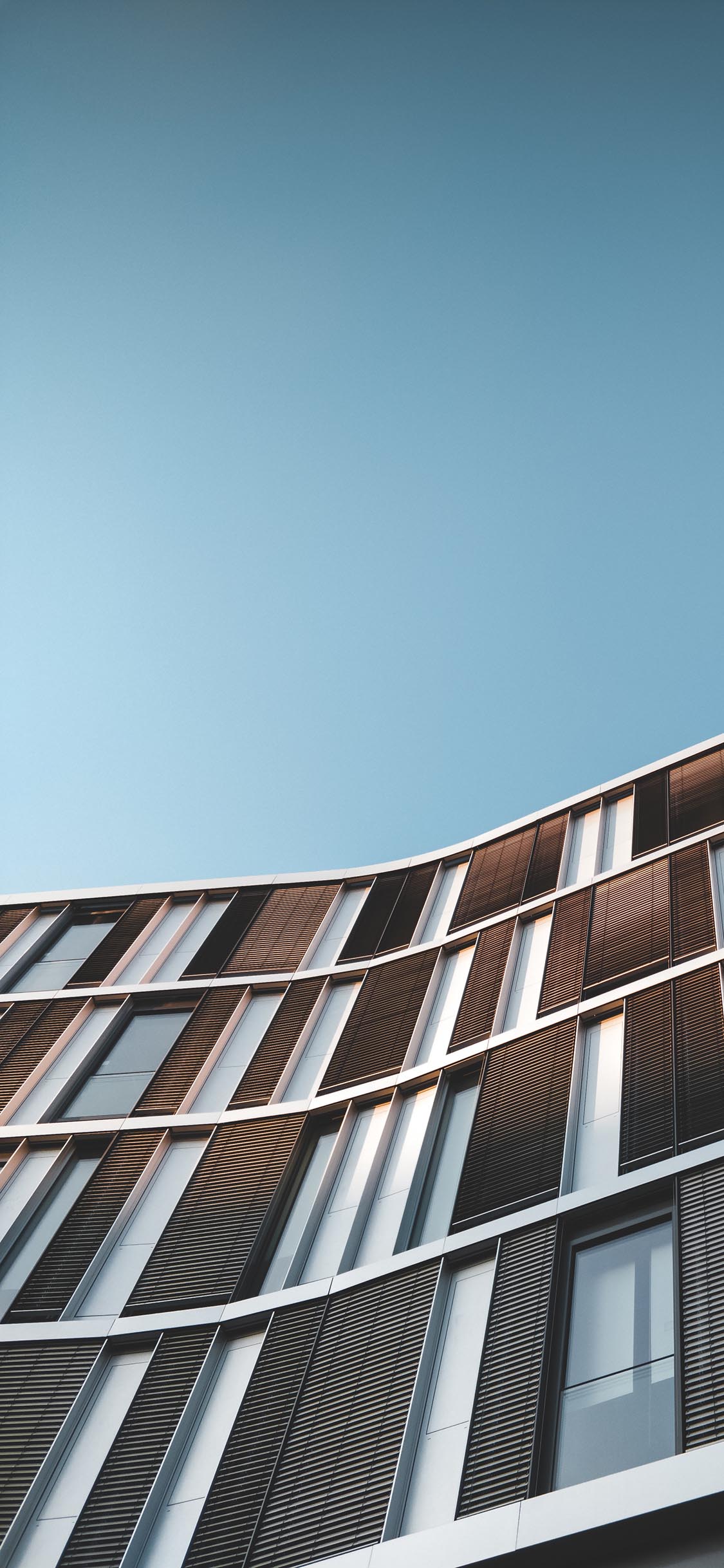 [2436×1125]建筑 大楼 简约 木百叶 苹果手机壁纸图片