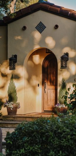 [2436x1125]建筑 小洋房 阳光 盆栽 苹果手机壁纸图片