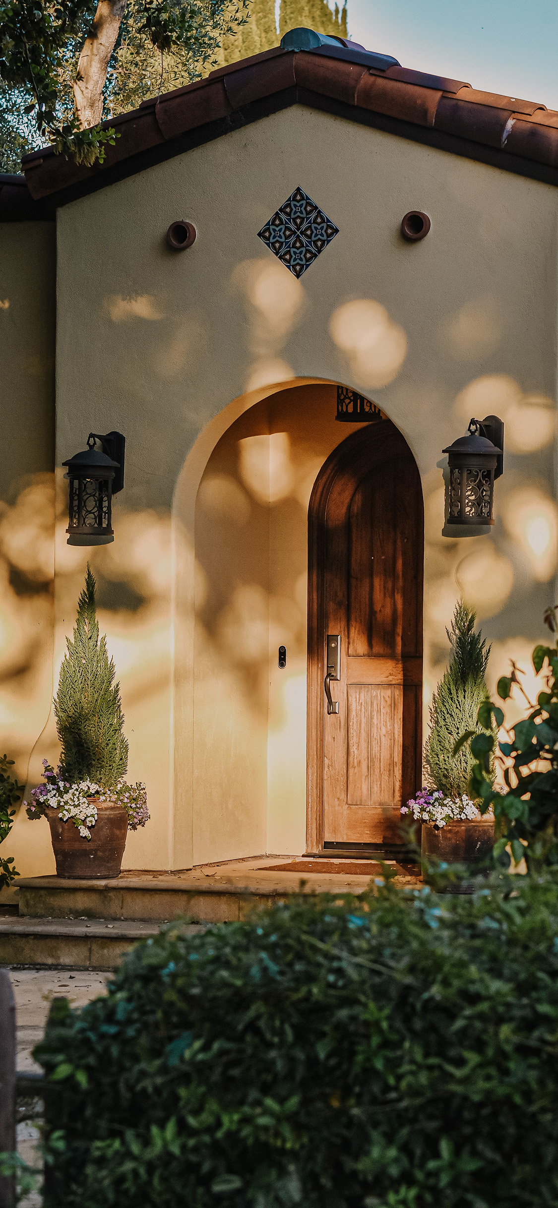 [2436×1125]建筑 小洋房 阳光 盆栽 苹果手机壁纸图片