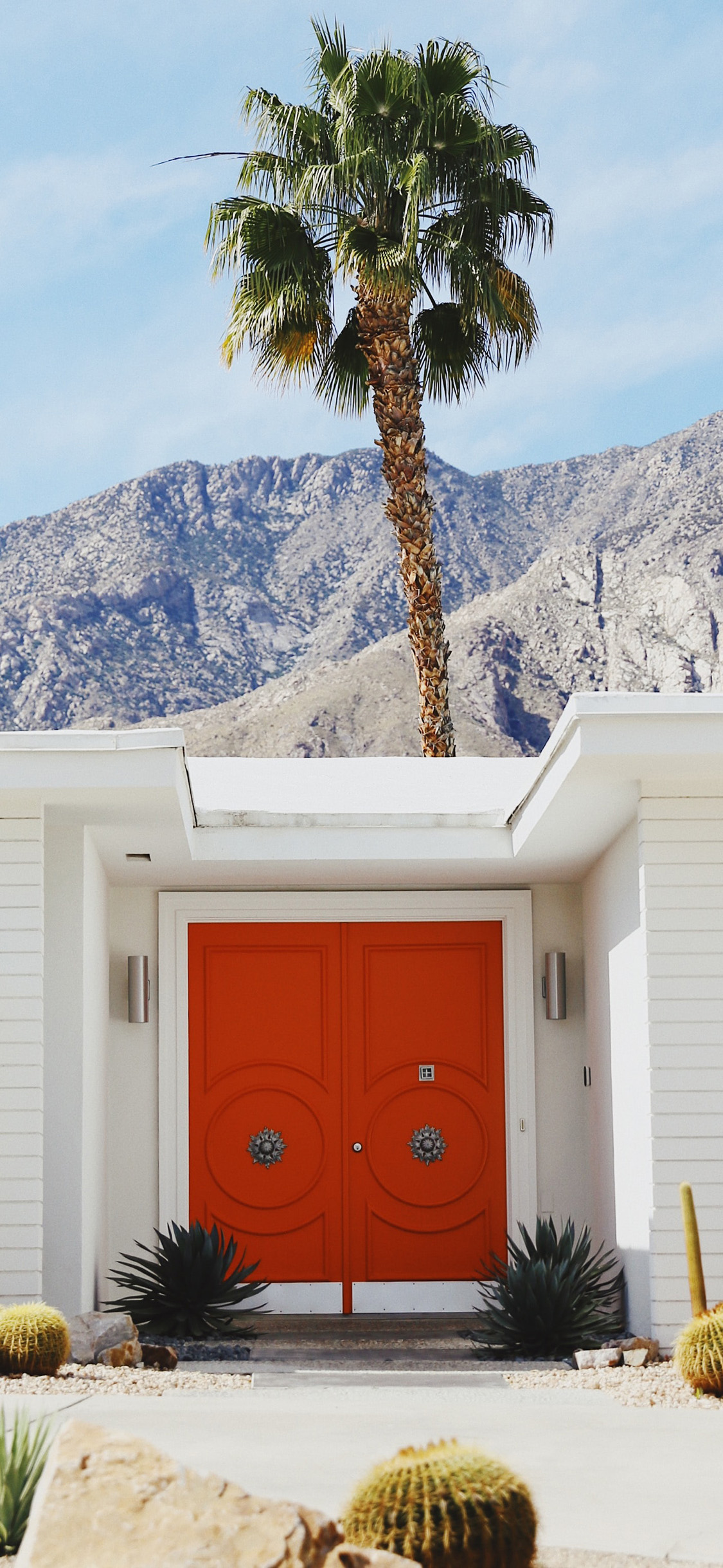 [2436×1125]建筑 椰树 山峰 蓝天 苹果手机壁纸图片