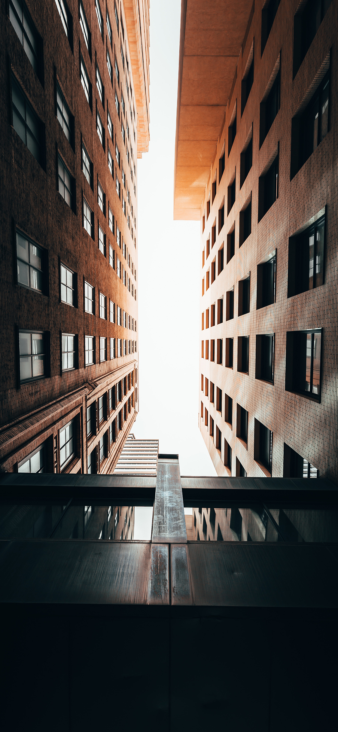 [2436×1125]建筑 楼房 仰视 窗户 苹果手机壁纸图片